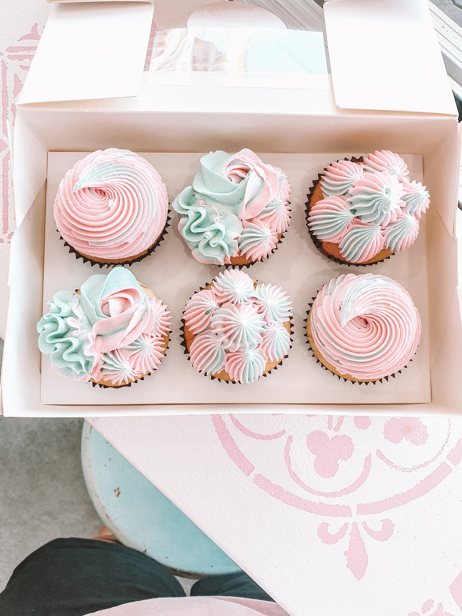 pink and blue cupcakes
